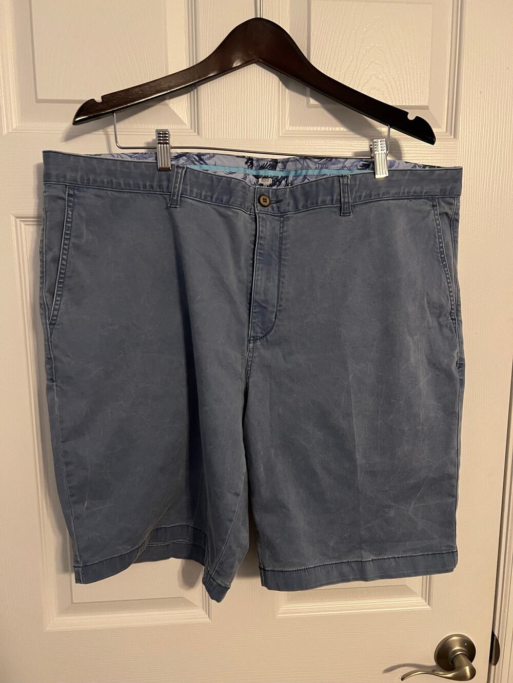 Tommy Bahama Men's Shorts – Size 44